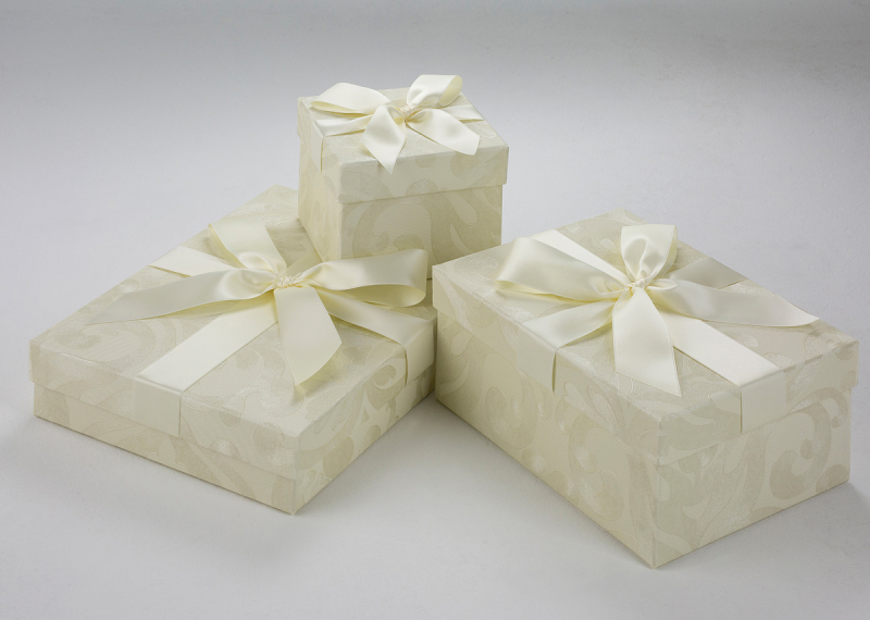 Das Hochzeitszubehör wird in den Accessoires-Boxen Creamy Ornaments optimal aufbewahrt.
